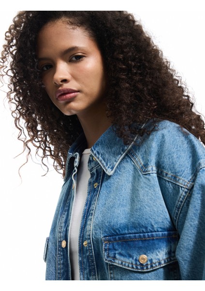 Yeni Sezon Uzun Kollu Klasik Yaka Cep Detaylı Düğmeli Pamuklu Oversize Denim Gömlek fiyatları