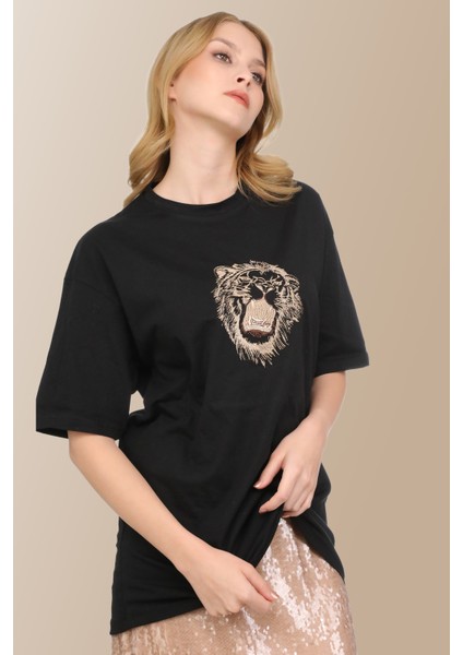 Siyah Uzun Aslan Desen Nakışlı Regular T-Shirt fırsatları