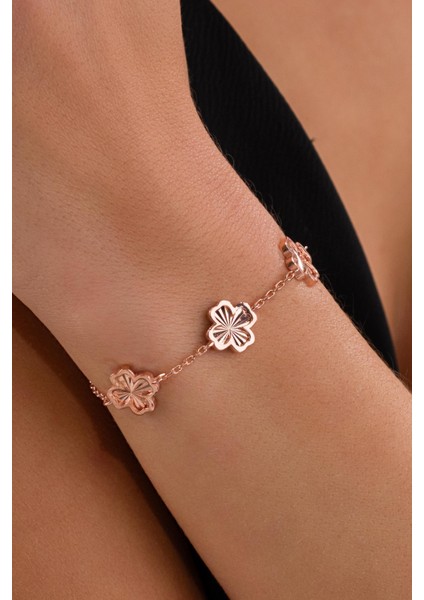 Gümüş Rose Kaplama Üç Yoncalı Yonca Çiçek Lazer Işlemeli Taşsız Bileklik fiyatları