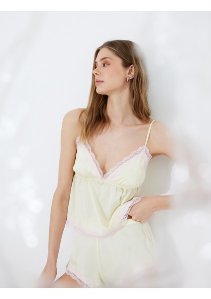 Yeni Sezon Dantel Detaylı V Yaka Ince Askılı Saten Pijama Üst