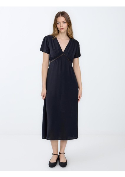 Siyah V Yaka Kısa Kollu Midi Dokuma Elbise