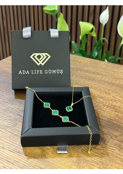 (Çantalı Kutu) 925 Ayar Gümüş 18 Ayar Gold Kaplama Yeşil Taşlı 2 Li Yonca Set 3 Sıra Bileklik Kolye