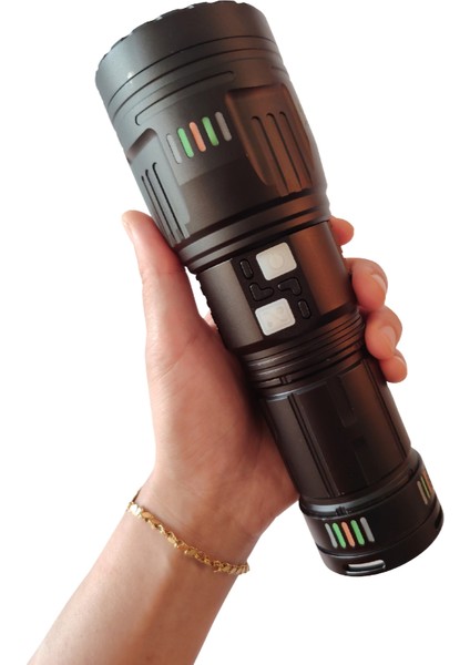 Q-Max Profesyonel Şarjlı El Feneri 7000 Lümen 70W | Zoom Odaklı, 1000M Aydınlatma, Type-C + 4 Pil
