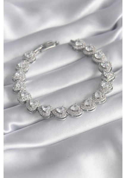 Pirinç Gümüş Renk Zirkon Taşlı Kalp Model Vıp Seri Kadın Bileklik