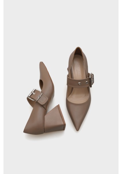 Sivri Burunlu Orta Topuklu Metal Tokalı Kadın Ayakkabı