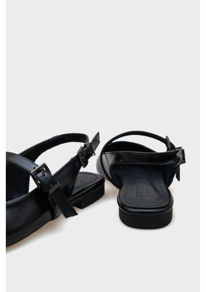 Arkası Açık Bantlı Toka Detaylı Sivri Burunlu Kadın Babet