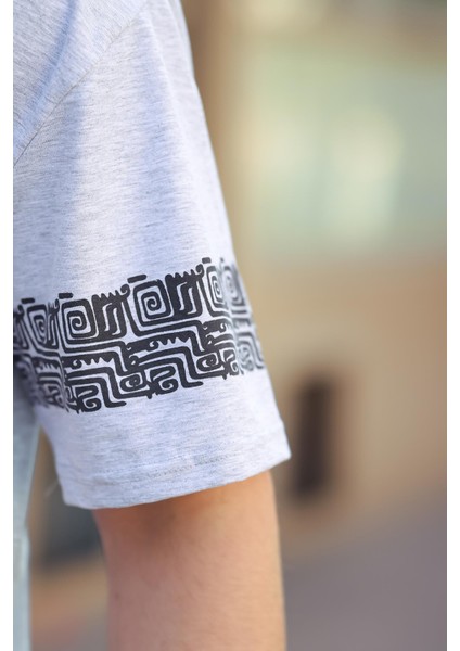 Gri Tribe Baskı Detaylı Sıfır Yaka Kısa Kollu Oversize Tişört- 2503 fiyatları