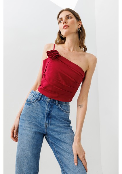 Vişne Gül Detaylı Asimetrik Tek Askılı Pamuklu Bluz