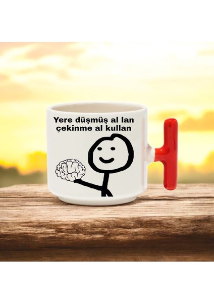 Yere Düşmüş Al Kullan Tasarımlı Kırmızı T Kulplu Seramik Baskılı Kupa Bardak 250 ml fiyatları
