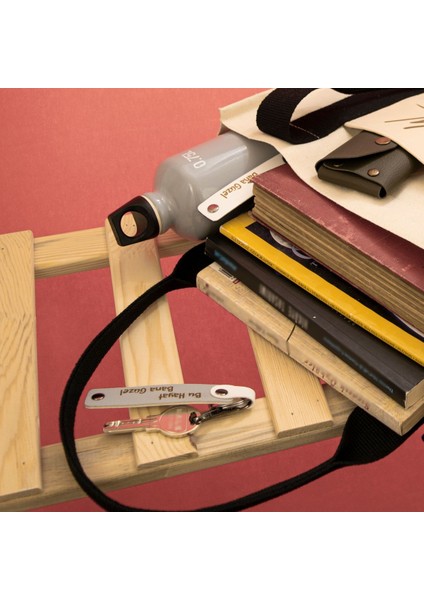 Kusursuz Hediye Tasarımı – Deri 2’li Anahtarlık Seti Kişiye Özel Seçenekli, Koyu Kahve-Beyaz-Ysl