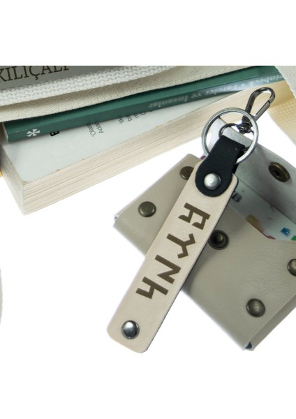 Motorcuya Isim Plaka ve A Rh (-) Kan Grubu Yazılı Anlamlı Hediye X2 Anahtarlık, Kül Gri-Beyaz-Laci