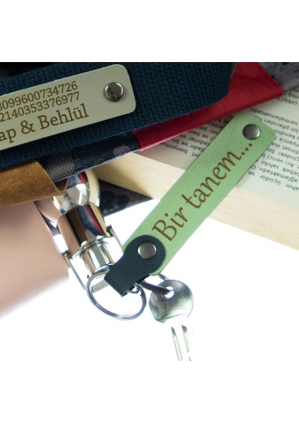 Nar Çiçeği-Yeşil, Yol Arkadaşlarına Özel Isim Plaka ve Kan Grubu Yazılı Kişisel Deri 2'li Anahtarlık