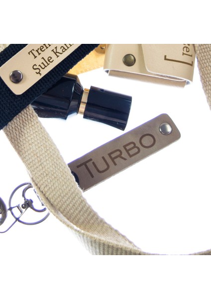 Mor Menekşe-Kırmızı, Yol Arkadaşlarına Özel, Isim Plaka ve Kan Grubu Yazılı Kişisel 2'li Anahtarlık