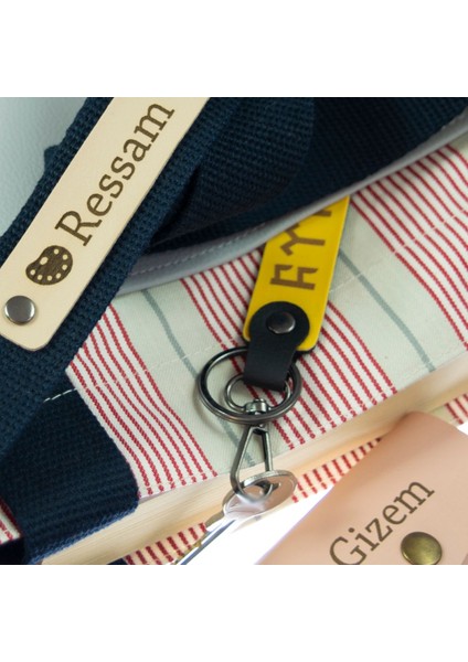 Mor Menekşe-Sarı, Hız Tutkununa Özel Isim Plaka ve A Rh (-) Kan Grubu Yazılı Deri 2'li Anahtarlık