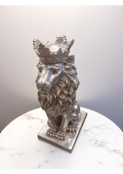 Taçlı Aslan Heykeli | 40X25X20 cm | Altın Detaylı Polyester Dekoratif Figür