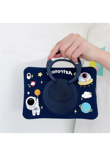 Samsung Galaxy Tab A T290 Uyumlu Astronot Figürlü Boyun Askılı Karakterli Çocuk Tablet Kılıfı