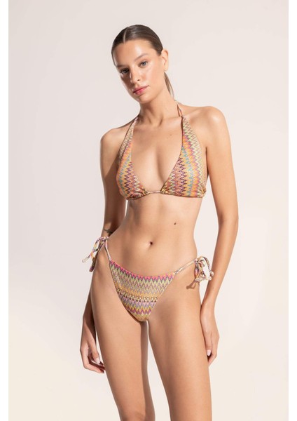 Ayje x DeFacto Boyundan Bağlamalı Desenli Üçgen Bikini Üstü C6155AX24HS modelleri