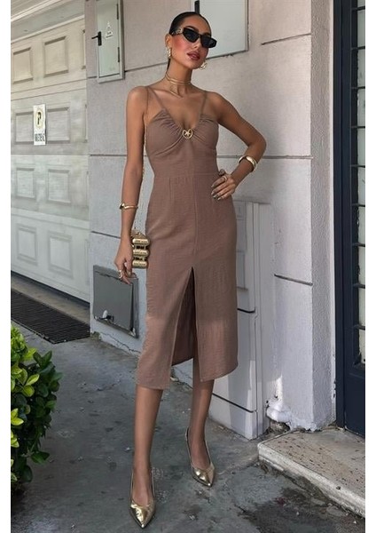 Göğsü Aksesuarlı Önü Yırtmaçlı Elbise 2899