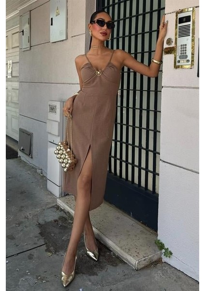 Göğsü Aksesuarlı Önü Yırtmaçlı Elbise 2899