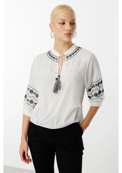 Nakışlı Yakası Bağcıklı Bluz