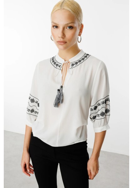 Nakışlı Yakası Bağcıklı Bluz fiyatları