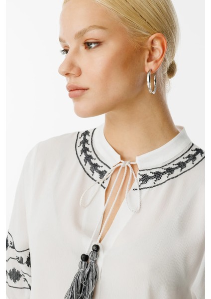 Nakışlı Yakası Bağcıklı Bluz modelleri