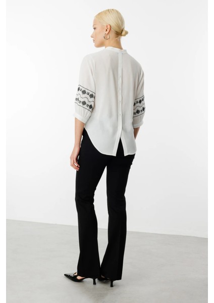 Nakışlı Yakası Bağcıklı Bluz indirimleri