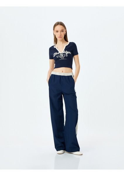Yeni Sezon V Yaka Crop Slim Fit Kolej Baskılı Düğmeli Tişört
