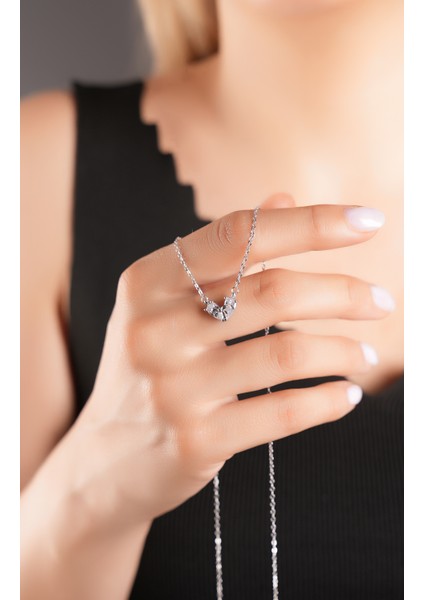 925 Ayar Gümüş, Rodyum Kaplamalı Taş Ile Kalp Deseni , Ortası Kurdaleli Kolye