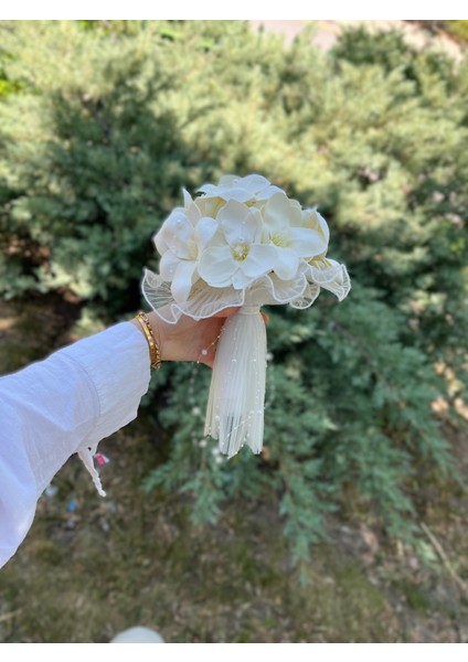 Ivory Grace-Dantel Inci Detaylı Yapay Gelin Buketi Manolya Aranjmanı Söz, Nişan, Düğün Çiçek Buketi