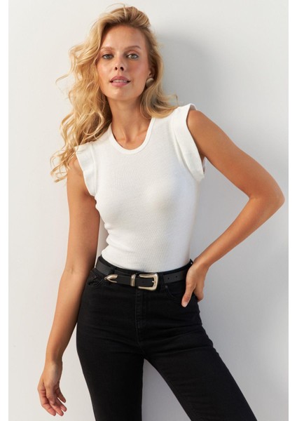 Kadın Beyaz Omuzları Fırfırlı Bluz MK23
