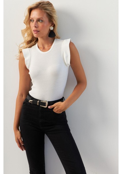 Kadın Beyaz Omuzları Fırfırlı Bluz MK23 modelleri