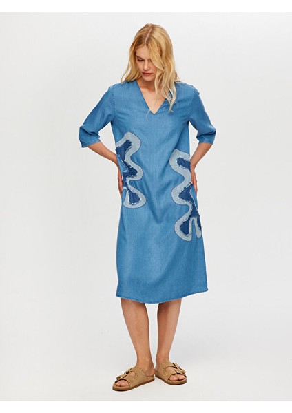 Soyut Aplike Detaylı V Yaka Tenselli Jean Elbise S25JEL001