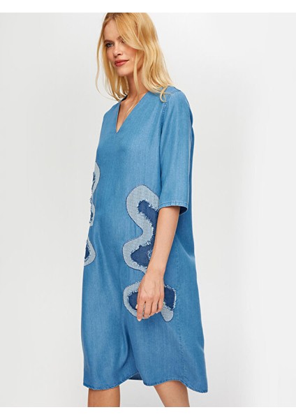 Soyut Aplike Detaylı V Yaka Tenselli Jean Elbise S25JEL001 modelleri