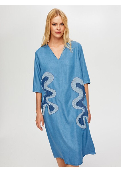 Soyut Aplike Detaylı V Yaka Tenselli Jean Elbise S25JEL001 fırsatları