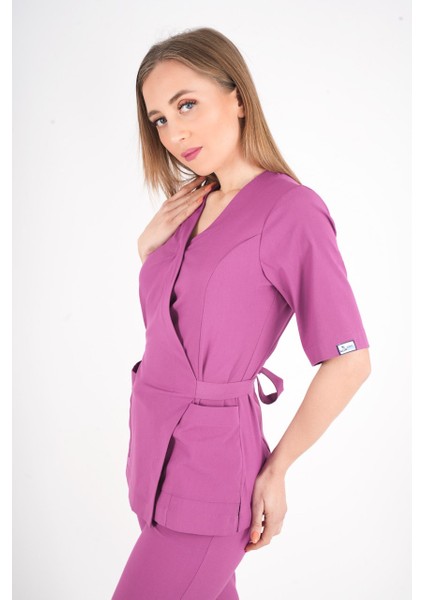 Açık Mor Elegant Model Cerrahi Üniforma Belden Bağlamalı Scrubs Takım