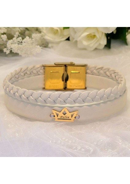 Pelin İsmine Özel Taç Figürlü 14 Ayar Altın Plakalı Doğal Beyaz Derili Hediye Bileklik-500İsim