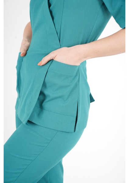 Ameliyat Yeşili Elegant Model Cerrahi Üniforma Belden Bağlamalı Scrubs Takım