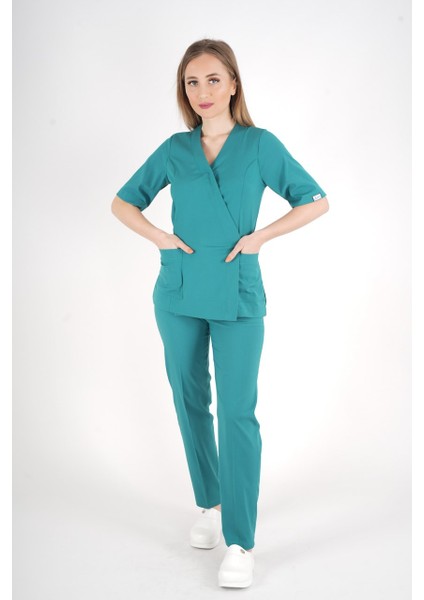 Ameliyat Yeşili Elegant Model Cerrahi Üniforma Belden Bağlamalı Scrubs Takım
