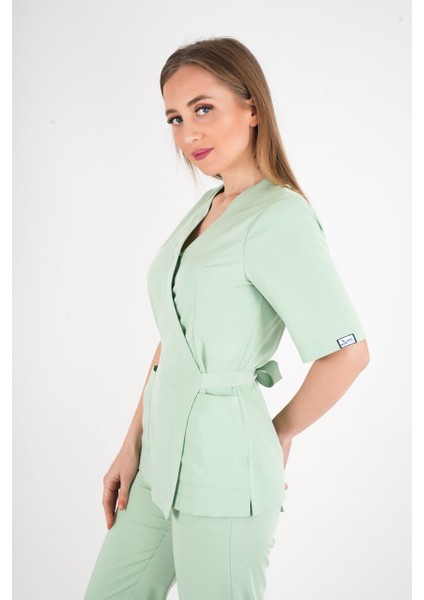 Çağla Yeşili Elegant Model Cerrahi Üniforma Belden Bağlamalı Scrubs Takım