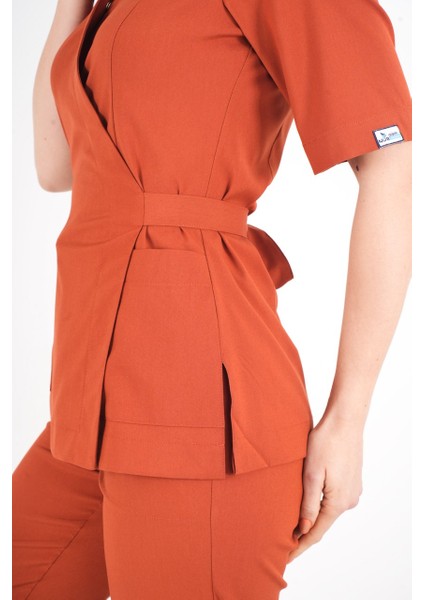 Kiremit Elegant Model Cerrahi Üniforma Belden Bağlamalı Scrubs Takım