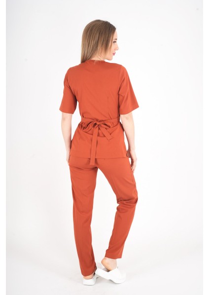 Kiremit Elegant Model Cerrahi Üniforma Belden Bağlamalı Scrubs Takım