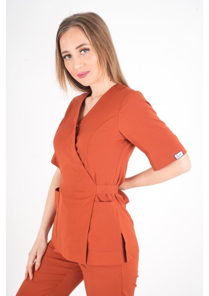 Kiremit Elegant Model Cerrahi Üniforma Belden Bağlamalı Scrubs Takım