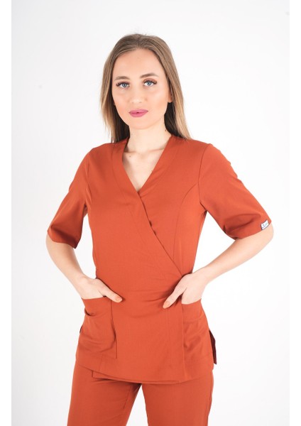 Kiremit Elegant Model Cerrahi Üniforma Belden Bağlamalı Scrubs Takım