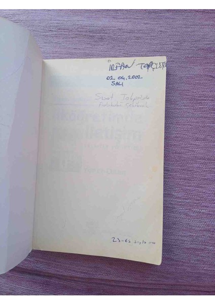 Ilköğretimde Iletişim (Sınıfta Yönetim) Yener Ozen 2 El Kitap 2001 Basimi 1,baski 158 Sayfa Ilk Yaprak Bos Sayfada Isim Yaziyor Bazi Sayfalarda Kursun Kalem ile Isaretler Var Harici Temiz Kondisyonda