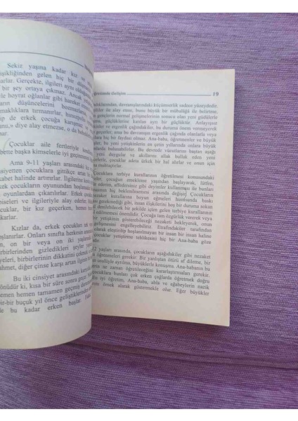 Ilköğretimde Iletişim (Sınıfta Yönetim) Yener Ozen 2 El Kitap 2001 Basimi 1,baski 158 Sayfa Ilk Yaprak Bos Sayfada Isim Yaziyor Bazi Sayfalarda Kursun Kalem ile Isaretler Var Harici Temiz Kondisyonda