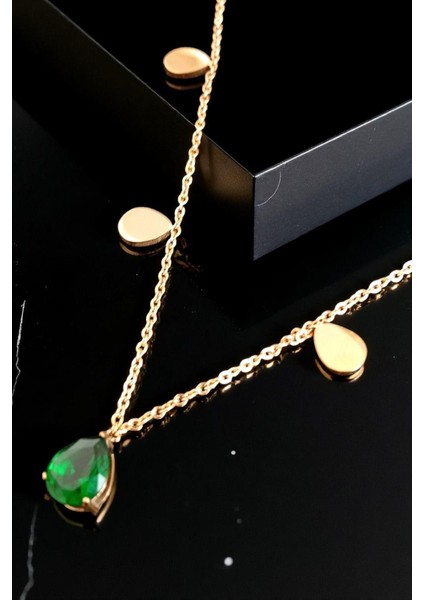 Kadın Çelik Zincirli Su Yolu Altın Kaplama Damla Figürlü Zümrüt Zirkon Taşlı Tasarımlı Model Kolye fiyatları