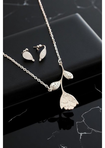 Kadın Çelik Zincirli Su Yolu Gümüş Kaplama Gül Çiçeği Tasarımlı Model Zirkon Taşlı Kombin Kolye