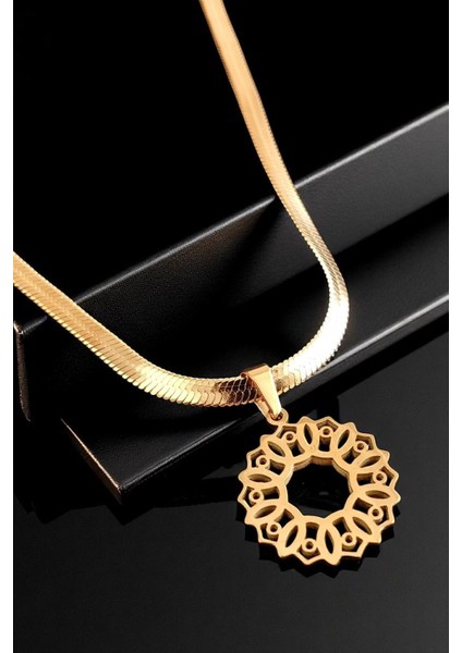 Kadın Çelik Italyan Zincirli Su Yolu Altın Kaplama Karmaşık Dantel Tasarımlı Halkalı Kobin Kolye