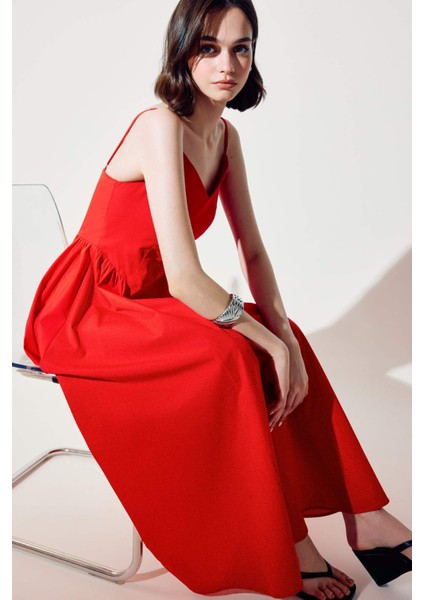 V Yaka Poplin Askılı Kırmızı Midi Elbise modelleri